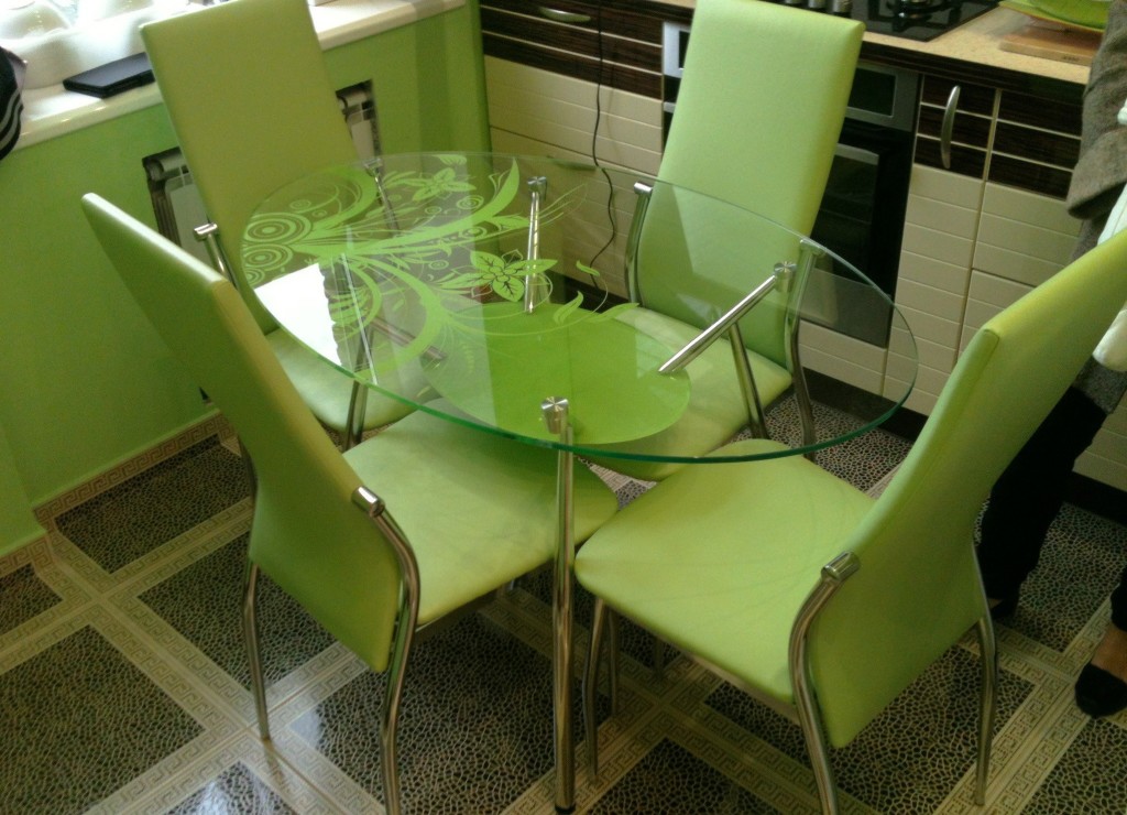 Зеленые тона стола
