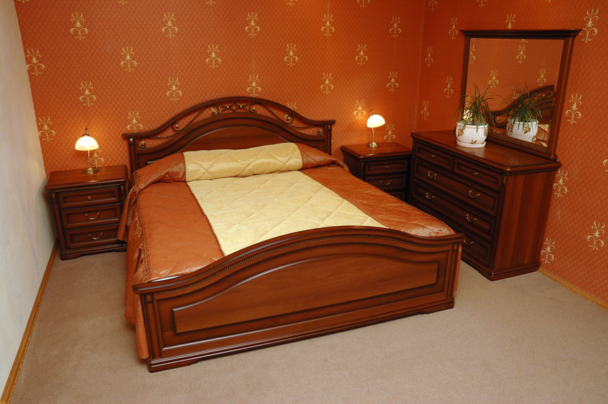 Двуспальная кровать в спальне