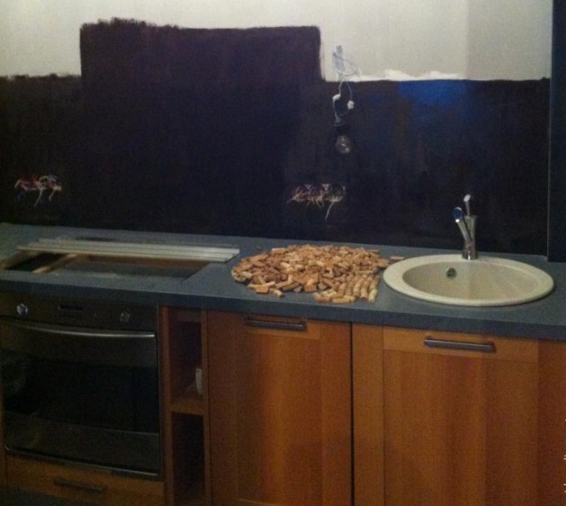 Панель (фартук) из пробок вина над рабочей поверхностью на кухне