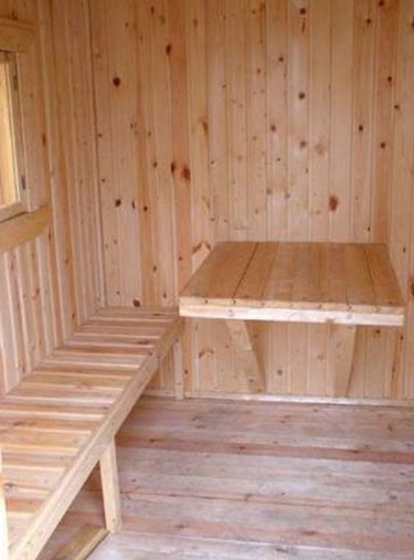 Интерьер простой деревянной бани