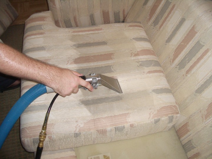 особенности чистки диванов в домашних условиях