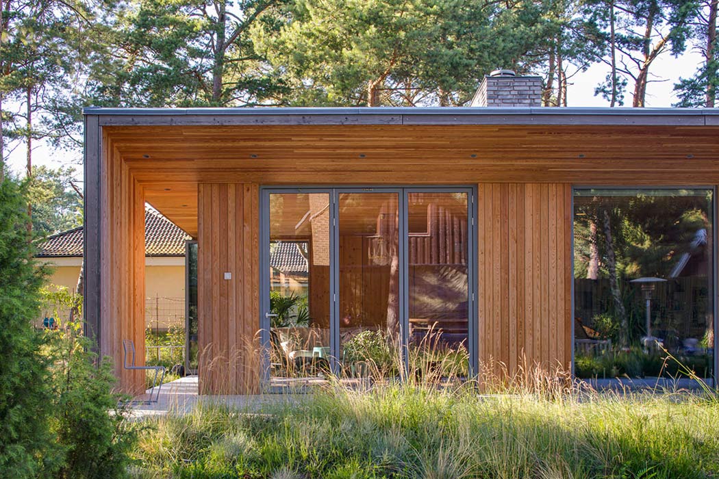 Дом для отдыха прячется в сосновых лесах Швеции
