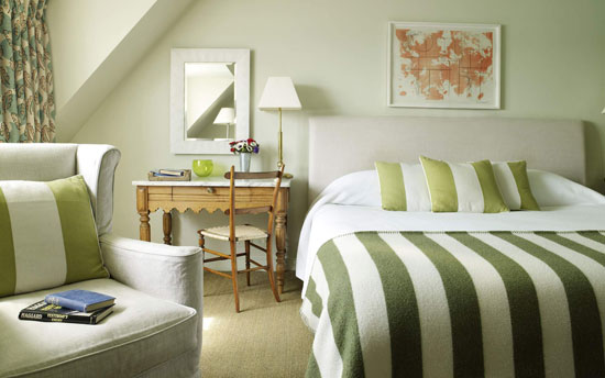 Пастельный зеленый цвет в интерьере спальни