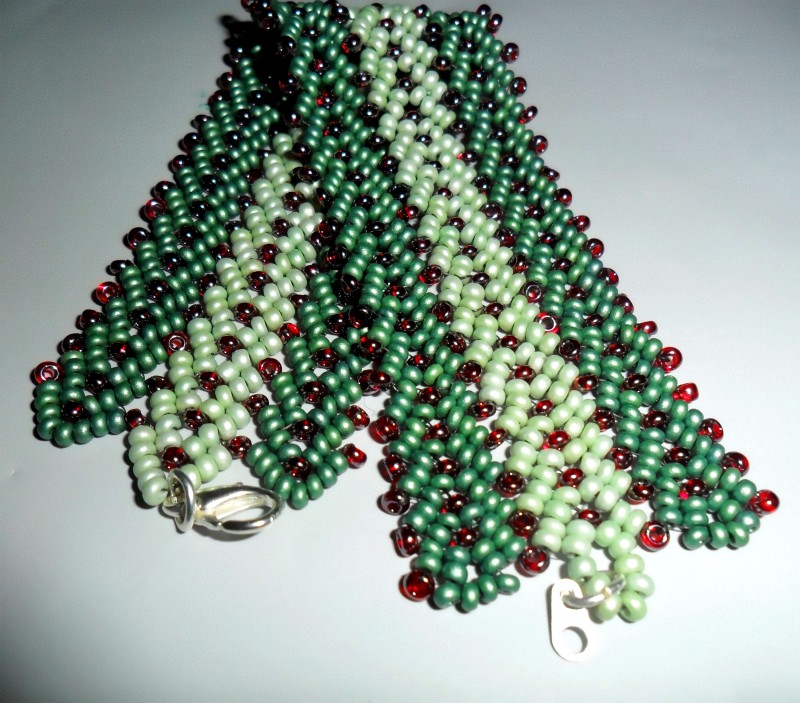 Красно-зеленый браслет из бисера
