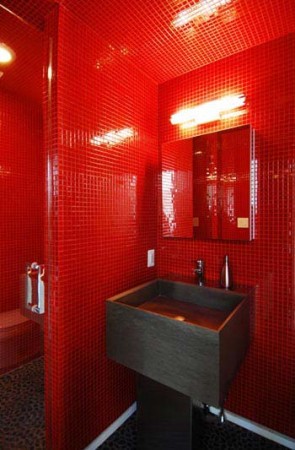 красный цвет в интерьере ванной комнаты 109