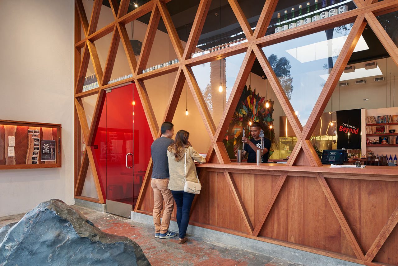 Рамен-бар, соединияющий современный дизайн с японской уличной культурой