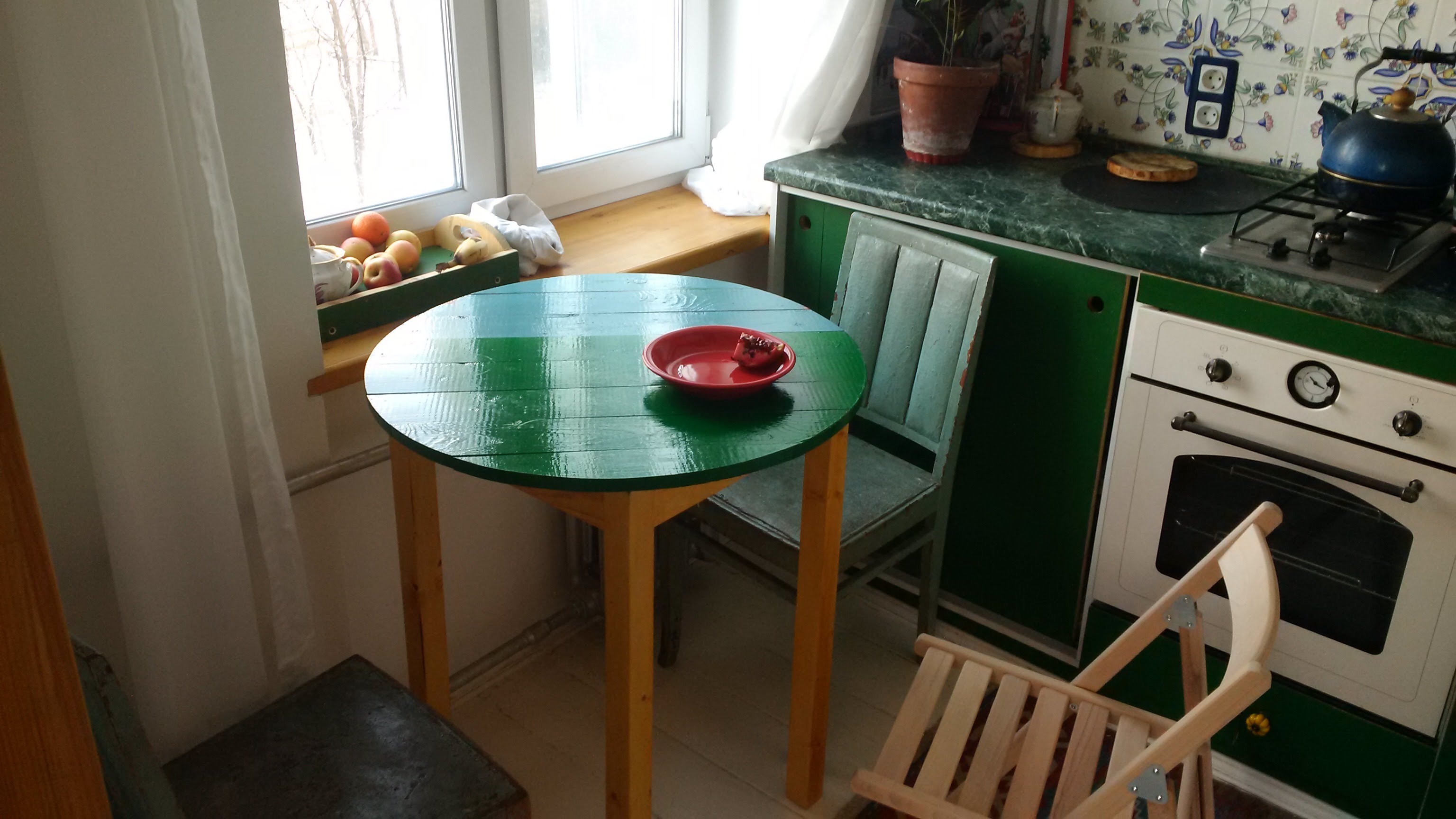 Круглый столик для маленькой кухни
