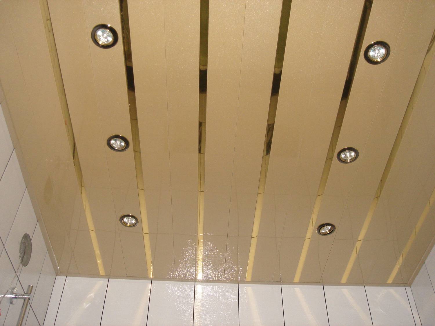 Потолок в ванной реечный