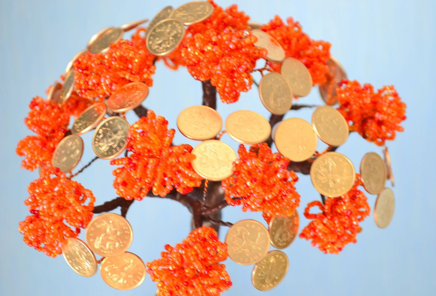 Яркое денежное дерево из бисера с монетами будет радовать взгляды каждый день