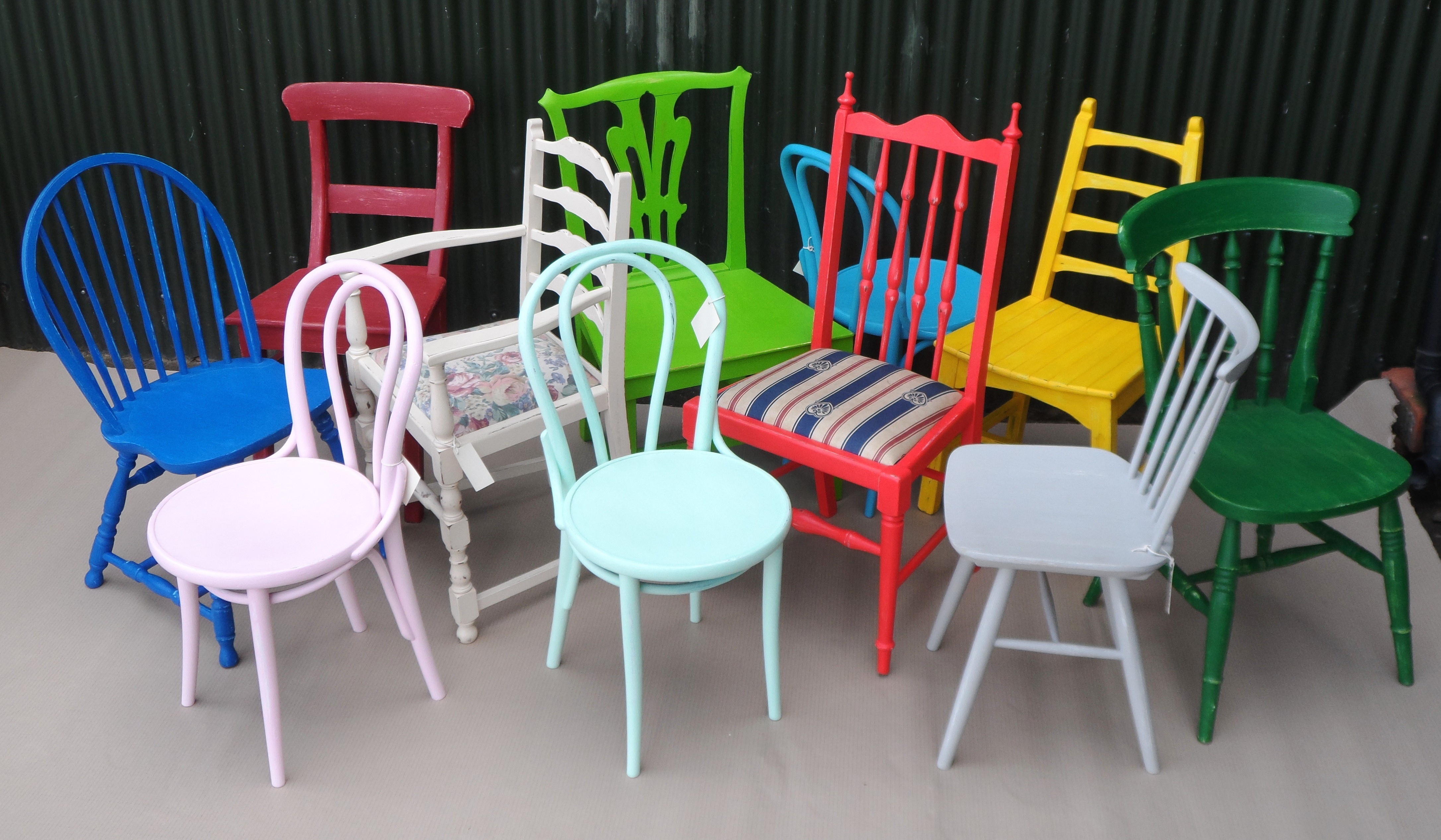 Покраска стульев в разные цвета