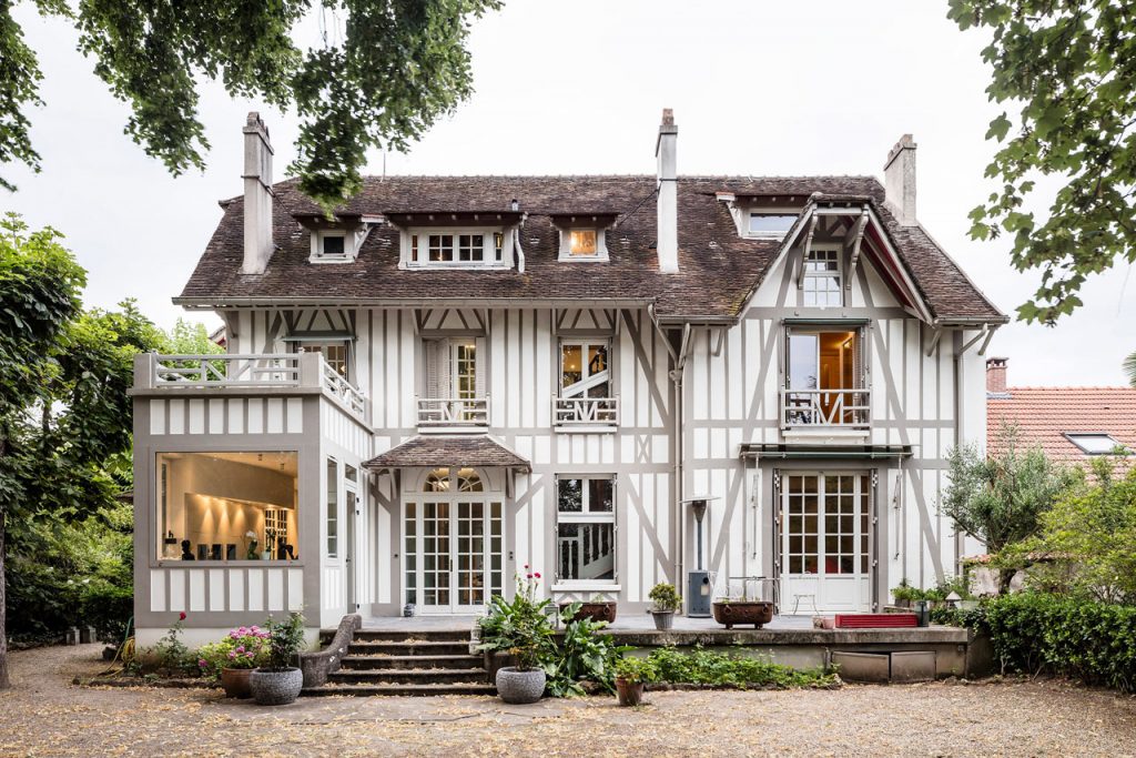 Старинный особняк в пригороде Парижа проходит модернизацию